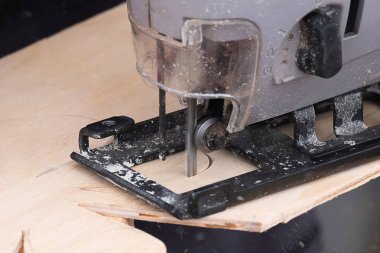 jigsaw elektrik gri çalışmalarında kontrplak karmaşık şekil amaçlanan desene göre testere ile kesme