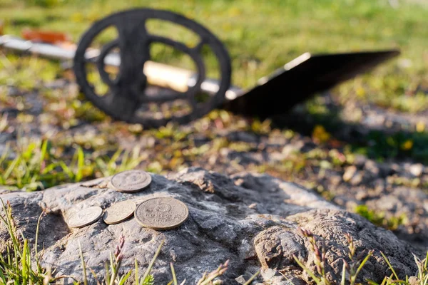 Las Monedas Encontradas Suelo Encuentran Una Piedra Sucia Fondo Detector — Foto de Stock