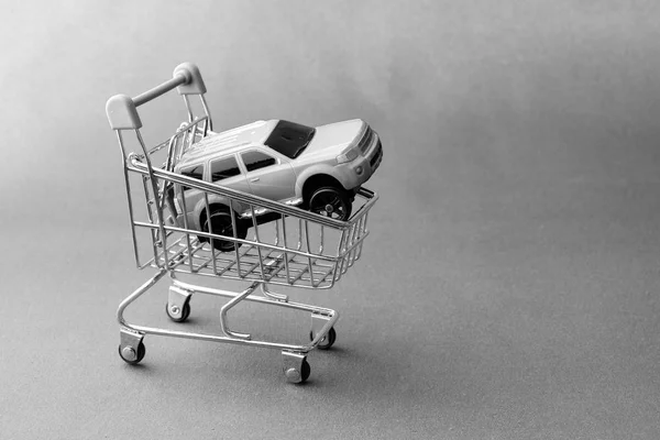 Araba Satış Arabaya Bir Süpermarket Sepetinden Kavramı Siyah Beyaz Fotoğraf — Stok fotoğraf