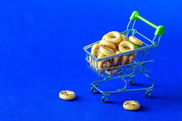 Nazionale Russo Delicatezza Asciugatura Con Papaveri Carrello Ruote Supermercato Sfondo — Foto Stock