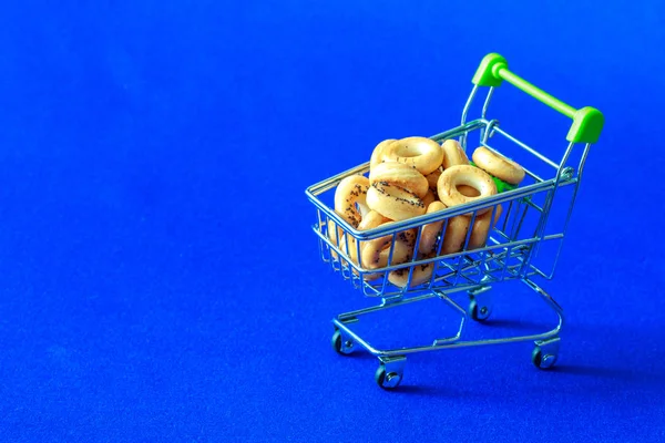 Prodotto Russo Tradizionale Essiccazione Con Papavero Carrello Dal Supermercato Alcuni — Foto Stock