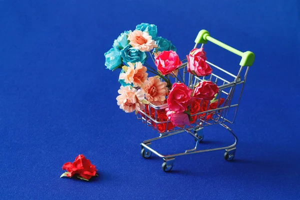 Набір Різнокольорових Паперових Квітів Ручної Роботи Дизайну Кошику Супермаркету Одна — стокове фото