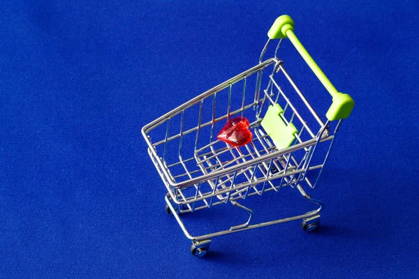 Синьому Тканинному Фоні Кошик Супермаркету Якому Лежить Скляний Костюм Серця — стокове фото