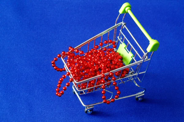 篮子从超级市场的顶部看 在篮子服装珠宝珠子为圣诞节装饰红色圣诞树 背蓝色 — 图库照片