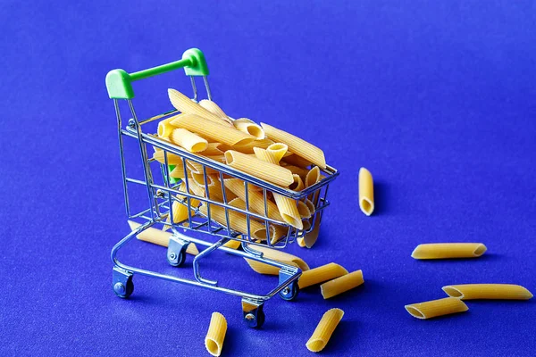 Fondo Blu Carrello Della Spesa Supermercato Cui Sono Presenti Paste — Foto Stock