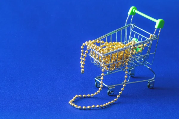 Пластиковий Бісер Вигляді Золотих Кульок Кошику Покупок Супермаркету Частина Гірлянди — стокове фото