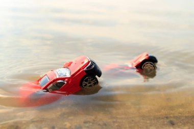 iki araba iki ön parça sopa su, boğulan arabalar float, oyuncak araba kırmızı dışında