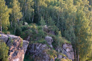 rock nehir yukarıda üzerinde alan rekreasyon ve çadırlar, yaz aylarında bir uçurumun üzerinde küçük bir çadır kurulumu için akşam