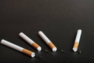 Sigara uygun filtre balıkçılık kanca, kanca catch sigara içenler için koyu renk arka plan sigara filtresinde ileri gelişeceğini