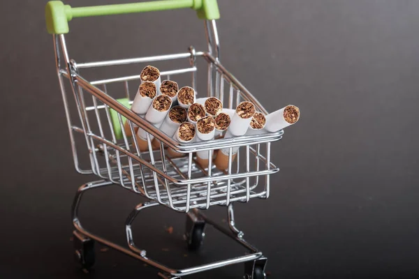 Sigaralar sepeti Süpermarket için tütün ileri, koyu arka plan satınalma Sigara