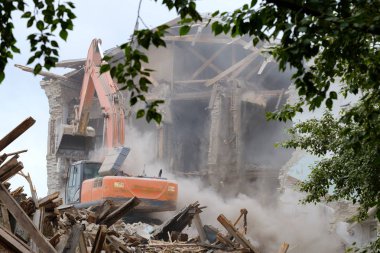görünümü ile bir ağaç dalları, sökülmesi binayı yok eder tekniği harap konut, duvarlar yıkıldı ve enkaz toz bir sürü