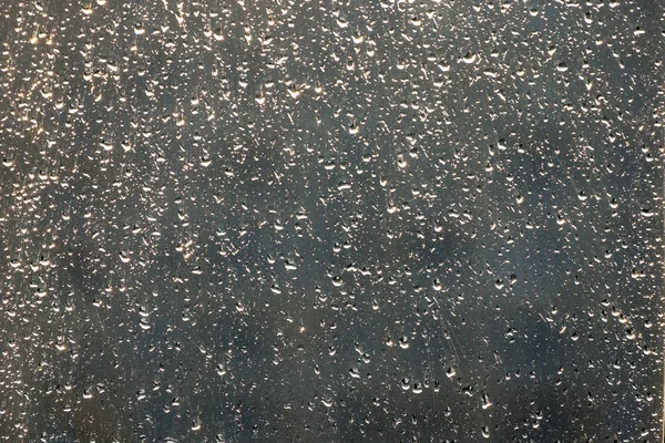 Gocce Pioggia Incandescenti Sul Vetro Dopo Pioggia Sole Luminoso Illumina — Foto Stock