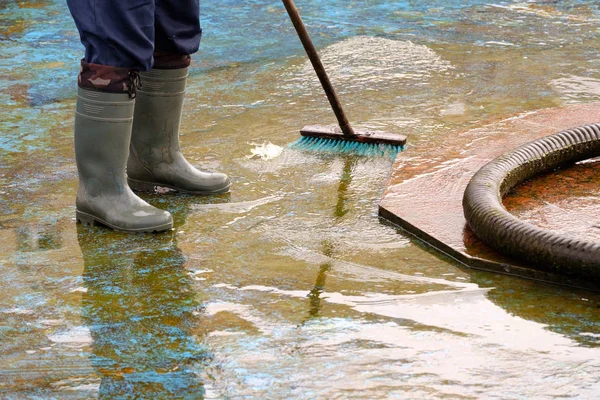 Homem Botas Limpa Após Temporada Verão Fundo Fonte Escova Bomba — Fotografia de Stock