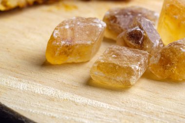 Karamelli şeker adet çerçeve merkezinde bir ahşap yüzeye