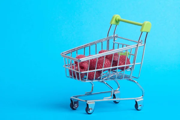 Auf Einem Blauen Einkaufswagen Aus Dem Supermarkt Ihren Himbeeren — Stockfoto
