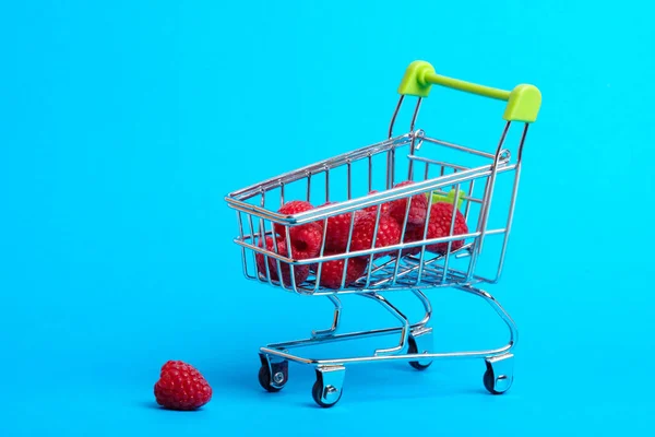 Chariot Supermarché Avec Des Framboises Une Citrouille Couchée Près Camion — Photo