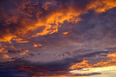 kırmızımsı kırmızı günbatımı gökyüzü bulutlar ve bulutlar, yaz gecesi
