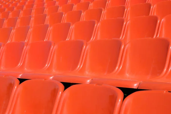 Πορτοκαλί Γραμμές Των Καρεκλών Όλο Πλάτος Εικόνες Πλαστικές Καρέκλες — Φωτογραφία Αρχείου