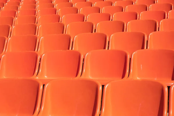 Cadeiras Plástico Para Espectadores Fora Sala Laranja Fileiras Cadeiras — Fotografia de Stock