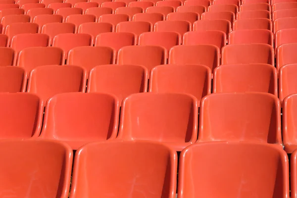 Ряды Оранжевых Сидений Зрителей Спортивных Мероприятий Выходящих Дальнюю Перспективу — стоковое фото