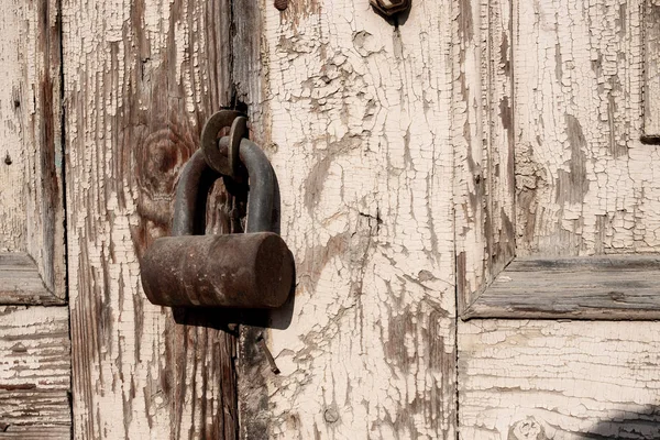 Vecchio Lucchetto Arrugginito Sulla Vecchia Porta Legno Vernice Peeling Sulla — Foto Stock