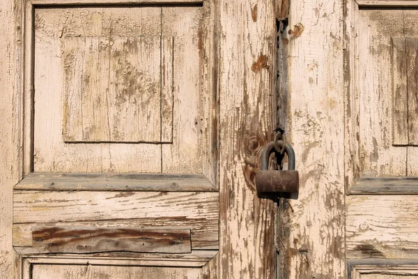 Granero Cerradura Oxidado Viejo Colgando Puertas Madera Viejas Pintura Blanca —  Fotos de Stock