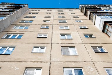 Evi havaya yükselen SSCB çok katlı, eski bir çok katlı bina olduğunu