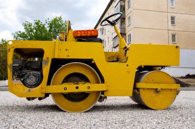 sarı eski yol silindiri evin bahçesinde kaldırımlar, ahşap arka plan ve gökyüzü yapın
