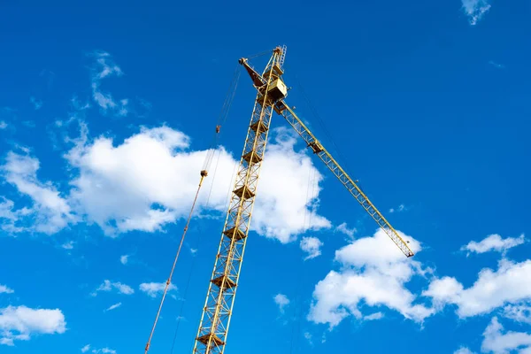 Tilted Tower Crane Right Blue Sky Clouds — Stock Photo, Image