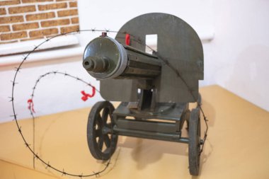 Eski Sovyet yeşil makineli tüfeği, makineli tüfek müzede, Birinci Dünya Savaşı sırasında bir kaide üzerinde dikenli telle