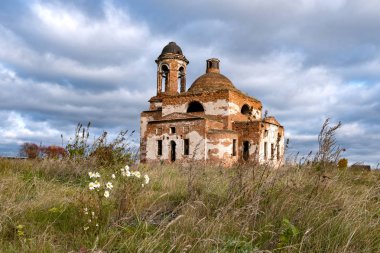 çayır çiçek ve kırsal kesimde tahrip kilisenin arka plan üzerinde mavi gökyüzü ile