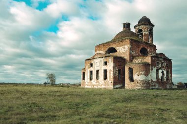 Eski kırık kilise arka planda gökyüzü ve kuru bir alan, bulanık bulutlar ve ışık tonlama mahvetti
