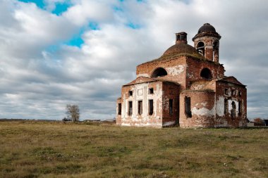 bulutlar ve mavi gökyüzü arka plan karşı köyün Rus köy eski kilise yok