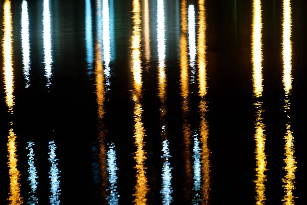 Vertikální Pruhy Odraženého Světla Noci Vodě — Stock fotografie