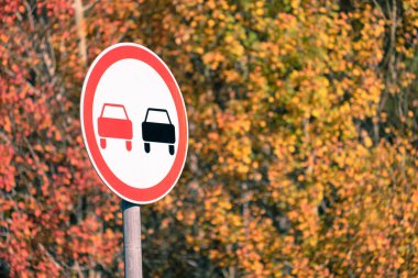 parlak güneş ve sonbahar arka plan üzerinde işareti sollama yasak yol altında sonbahar günü ağaç üzerinde bırakır