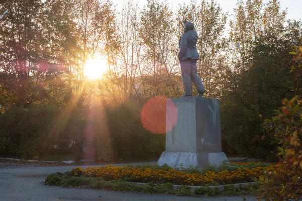 Rusya batan güneşin, Güneş parlamayı ve sonbahar ışınları altında Lenin anıt ağaçlar