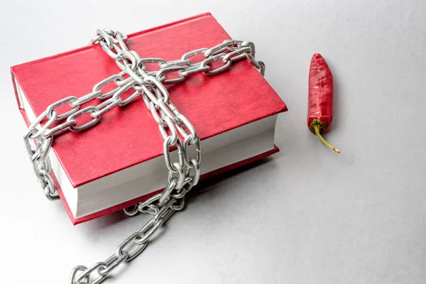 Cadena Alrededor Del Libro Prohibido Rojo Pimiento Rojo Sobre Fondo — Foto de Stock