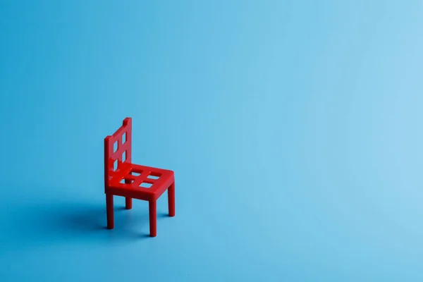 mavi arka plan, yalnız sandalye karede kenarında koyu kırmızı sandalye