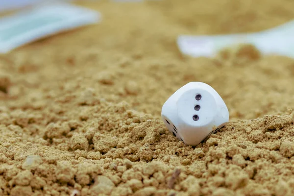 Dobbelstenen Met Een Aantal Het Geld Verloren Het Zand — Stockfoto