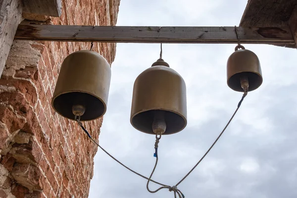 Caseras tres campanas en la Iglesia para los idiomas cogido las cuerdas de las campanas —  Fotos de Stock