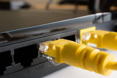 iki Internet kablosu bağlantı noktalarına eklenir