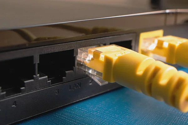 Router gelap untuk membuat pusat Internet rumah yang mencakup patch kuning — Stok Foto