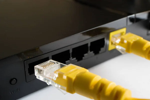 Das gelbe Kabel vom Router trennen — Stockfoto