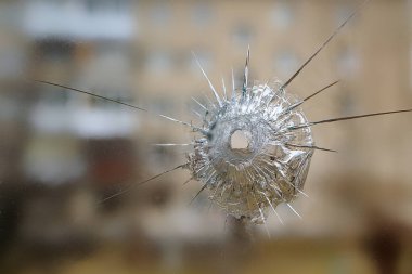 Cam mermi çatlaklar ve kıymık arka plan bulanık yüksek katlı bina