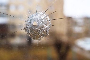 cam atış işareti çatlaklar, pencerede kurşun işareti