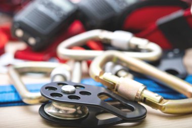 Endüstriyel tırmanış kasnak ve carabiners sistemi için videolar