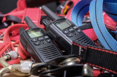 Endüstriyel dağcılık, kırmızı halatlar ve bağlantılar için walkie-konuşma ve ekipman