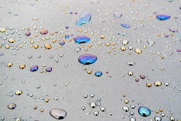 Macro fotografia di gocce d'acqua mescolate con prodotti petroliferi, intricati modelli di colori sull'acqua — Foto Stock