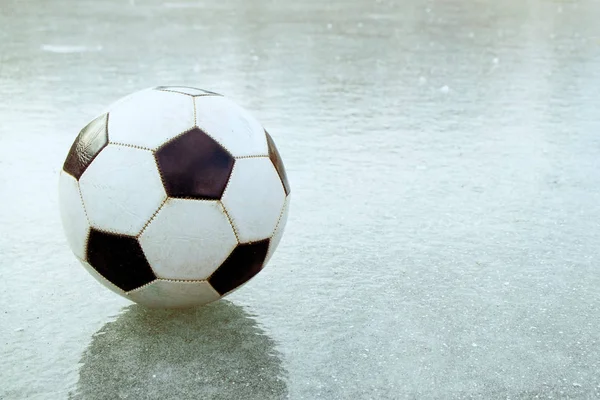 На тонком льду - футбол, улетевший с поля мяч на замерзшем — стоковое фото