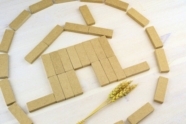 дом собран на деревянной поверхности прямоугольных брусков рядом с
